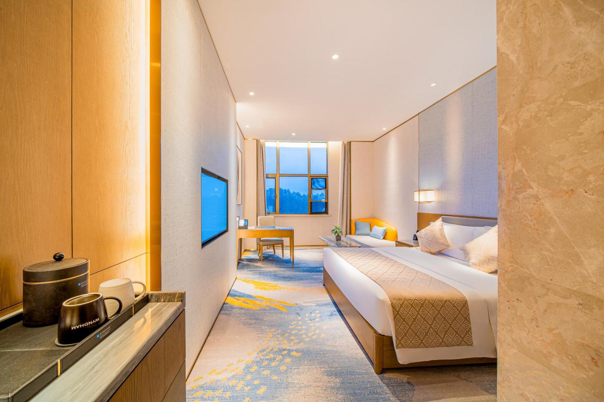Wyndham Shiyan Downtown Hotel Exterior photo
